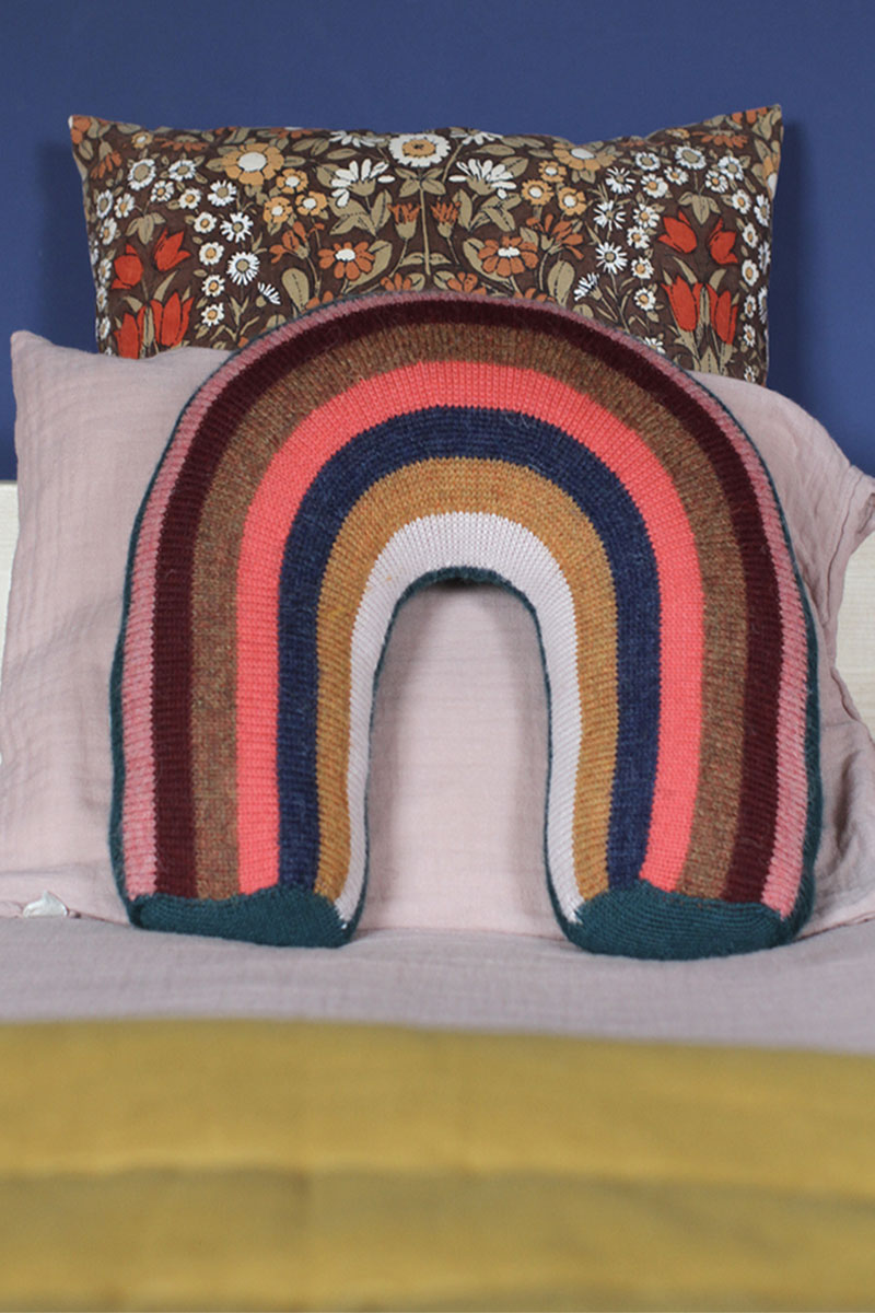 Oeuf rainbow cushion