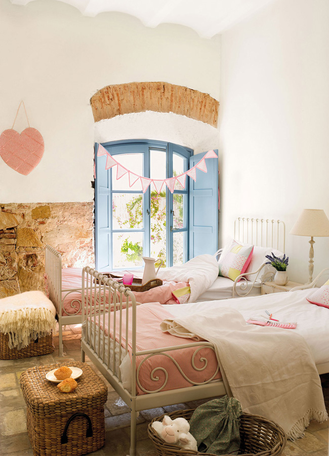 shared kidsroom without bunkbeds