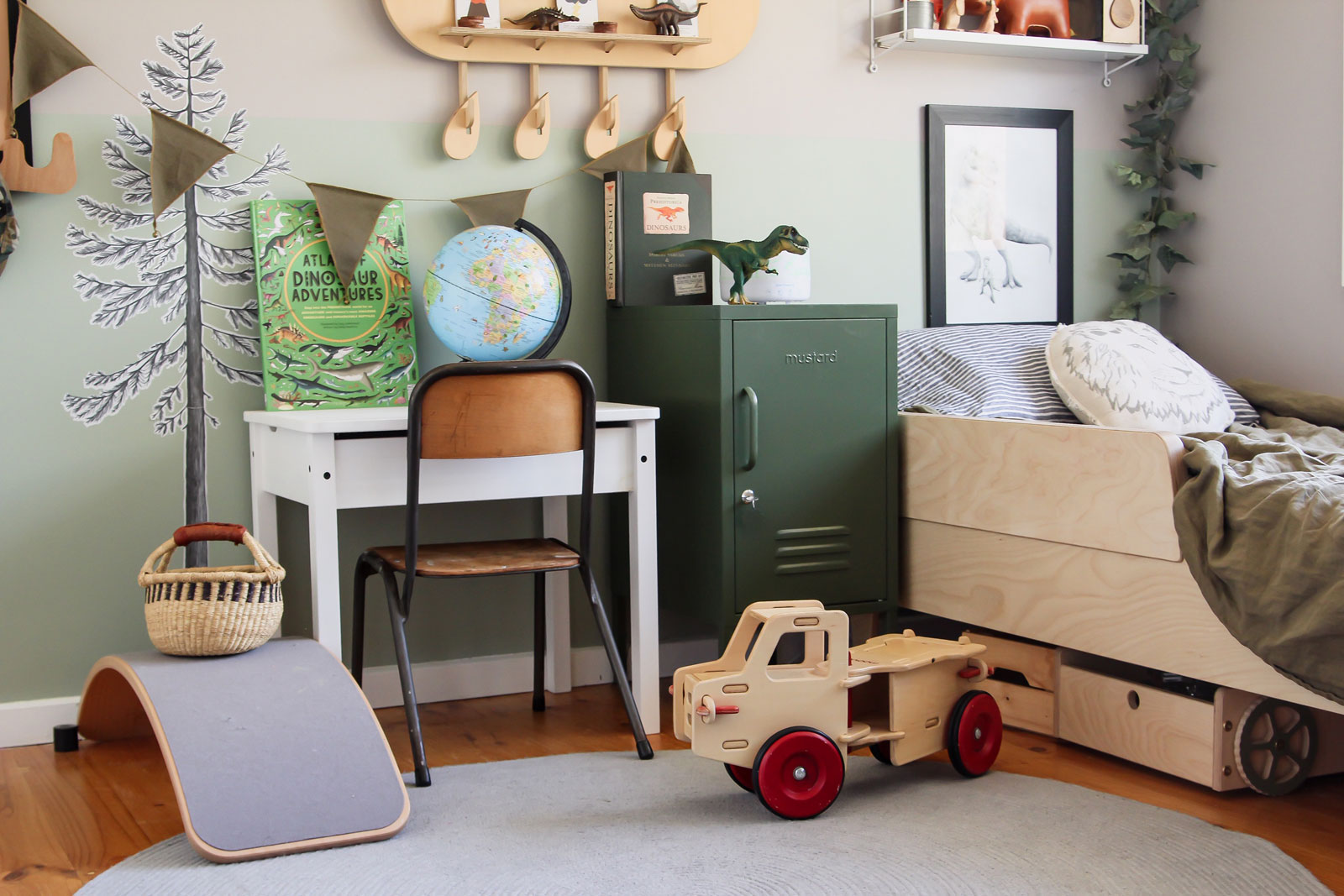 green dinosaure themed boy's room