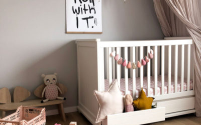 ROOMTOUR : EMMY’S SERENE NURSERY ROOM IN PINK AND GREY