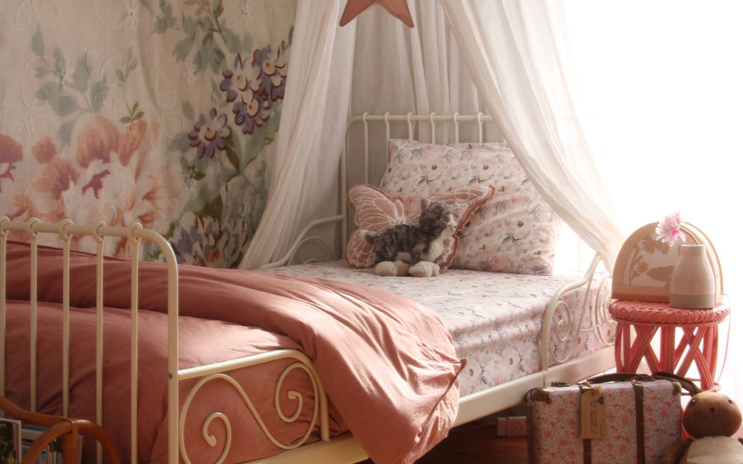 ROOMTOUR : SCARLETT’S DREAMY FLORAL ROOM WITH A VINTAGE FEEL
