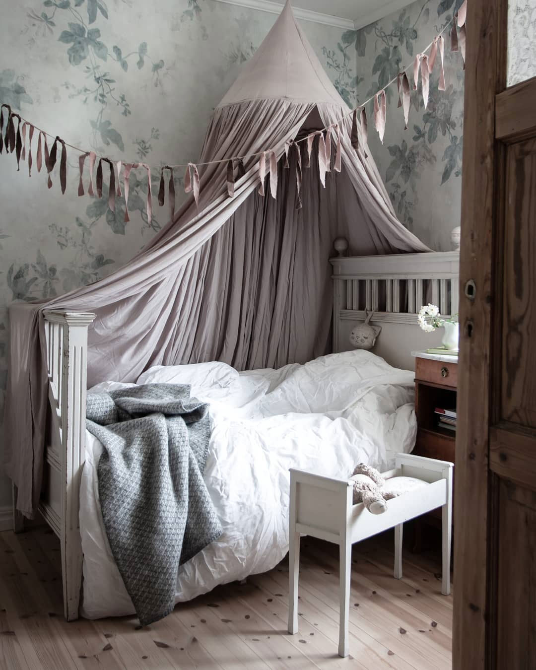 shabby chic kid's room
