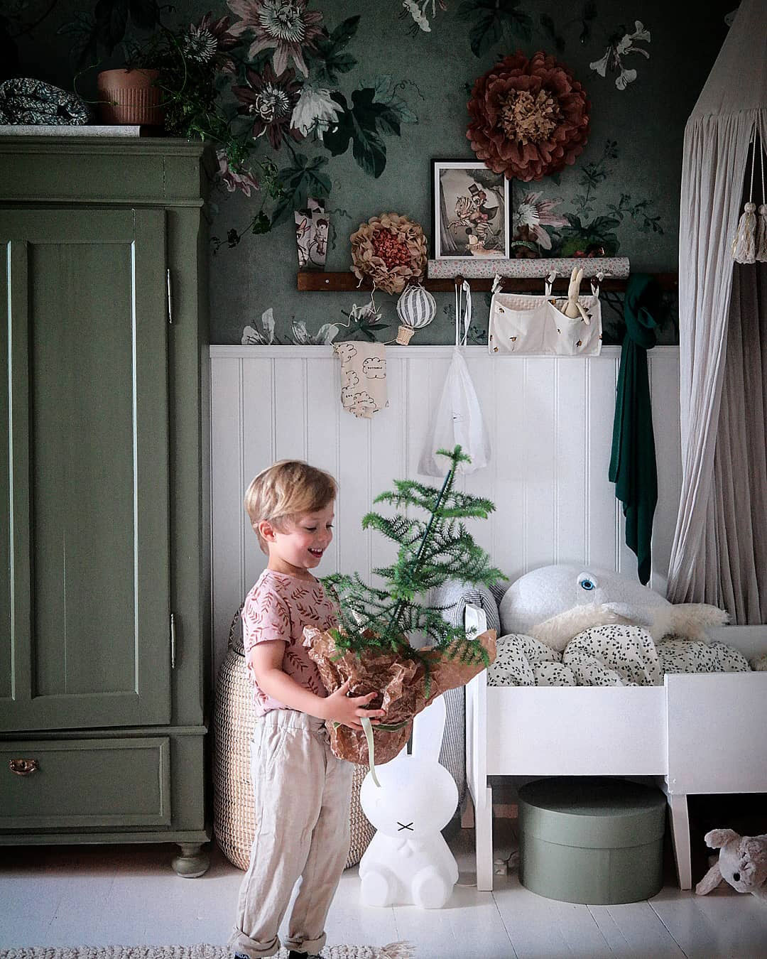 christmas tree in kid's room