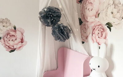 DECORATING WITH POMPOMS IN THE KID’S ROOM